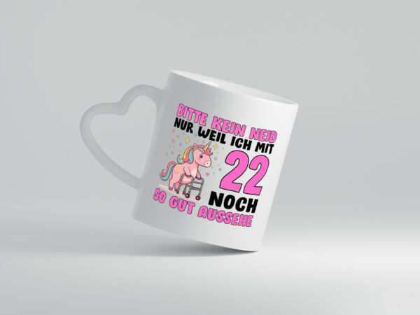 22. Geburtstag | 22 Jahre | Mit 22 noch so gut aussehen - Herzhenkel Tasse - Kaffeetasse / Geschenk / Familie