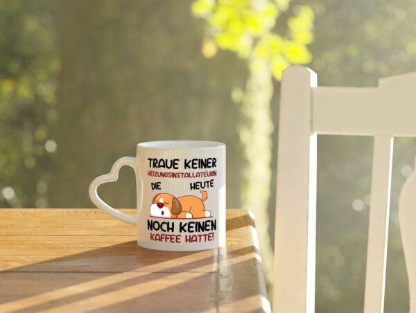 Traue keiner Heizungsinstallateurin | Heizung - Herzhenkel Tasse - Kaffeetasse / Geschenk / Familie