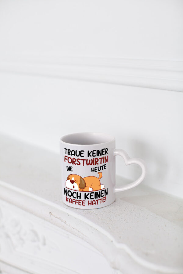 Traue keiner Forstwirtin | Forst Wirtin - Herzhenkel Tasse - Kaffeetasse / Geschenk / Familie