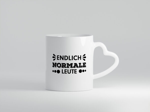 Endlich normale Leute | lustiger Spruch | Witz | Humor - Herzhenkel Tasse - Kaffeetasse / Geschenk / Familie