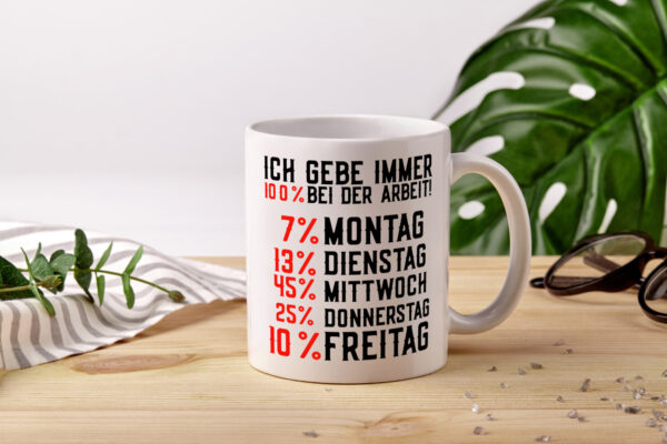 100% bei der Arbeit | Job | Wochentage | witziger Spruch - Tasse Weiss - Kaffeetasse / Geschenk / Familie