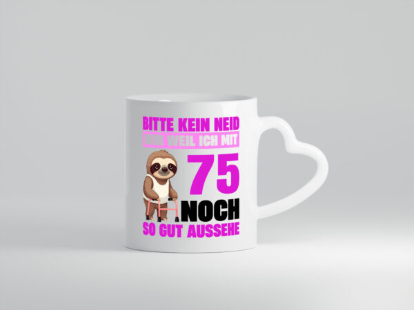 75. Geburtstag | Bitte kein neid | Faultier | 75 Jahre - Herzhenkel Tasse - Kaffeetasse / Geschenk / Familie