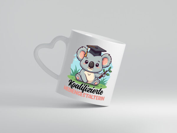 Koalifizierte Mediengestalterin | Medien - Herzhenkel Tasse - Kaffeetasse / Geschenk / Familie