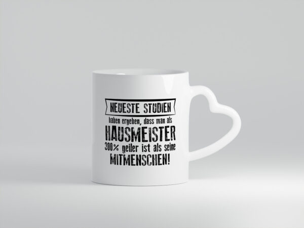 Neuste Studien: Hausmeister | Hauswart - Herzhenkel Tasse - Kaffeetasse / Geschenk / Familie