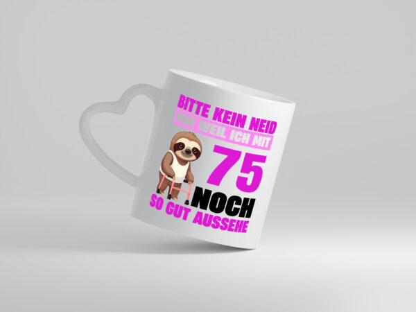 75. Geburtstag | Bitte kein neid | Faultier | 75 Jahre - Herzhenkel Tasse - Kaffeetasse / Geschenk / Familie