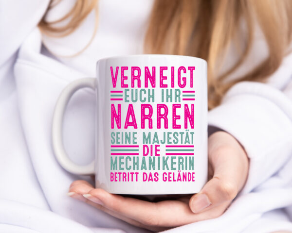 Verneigt euch: Mechanikerin | KFZ - Tasse Weiss - Kaffeetasse / Geschenk / Familie