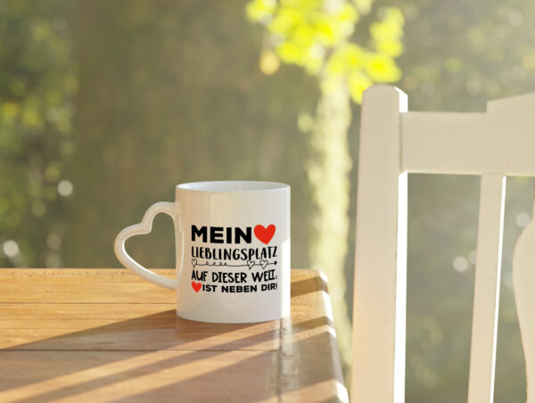 Lieblingsplatz ist neben dir | Pärchen Tasse | Romantik - Herzhenkel Tasse - Kaffeetasse / Geschenk / Familie