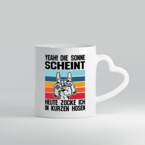 Die Sonne scheint | In Kurze Hosen Zocken | Gamer - Herzhenkel Tasse - Kaffeetasse / Geschenk / Familie