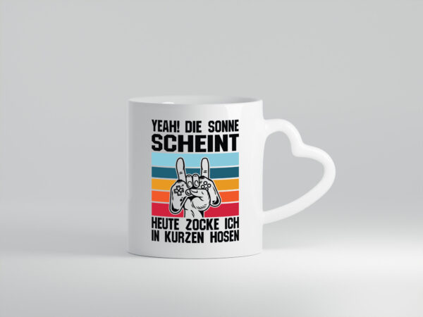 Die Sonne scheint | In Kurze Hosen Zocken | Gamer - Herzhenkel Tasse - Kaffeetasse / Geschenk / Familie