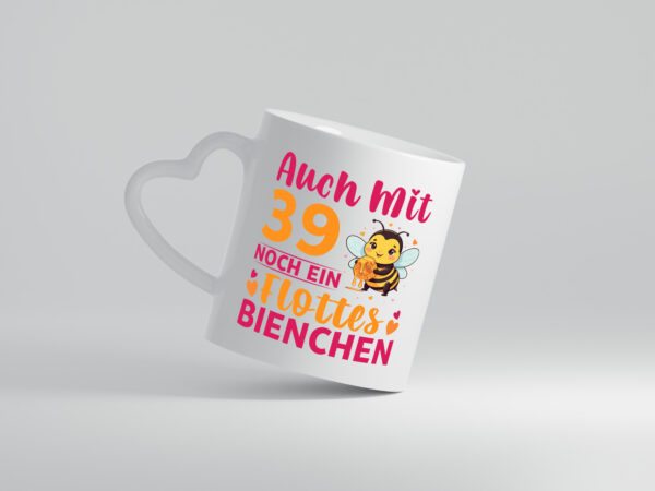 39. Geburtstag | Flottes Bienchen | 39 Jahre - Herzhenkel Tasse - Kaffeetasse / Geschenk / Familie