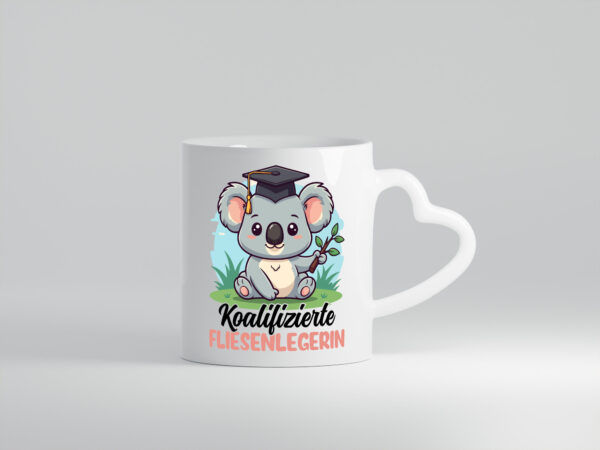 Koalifizierte Fliesenlegerin | Fliesenlegen | Bau - Herzhenkel Tasse - Kaffeetasse / Geschenk / Familie