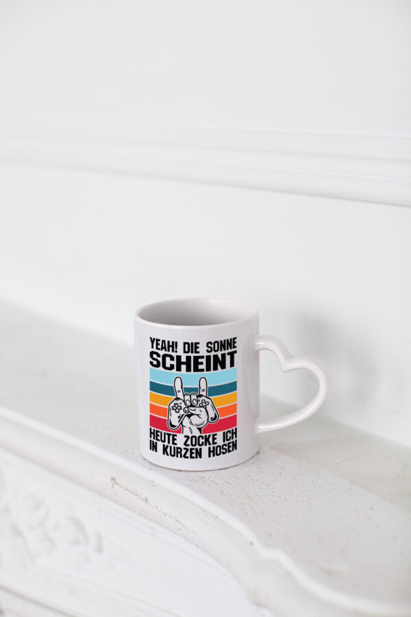 Die Sonne scheint | In Kurze Hosen Zocken | Gamer - Herzhenkel Tasse - Kaffeetasse / Geschenk / Familie