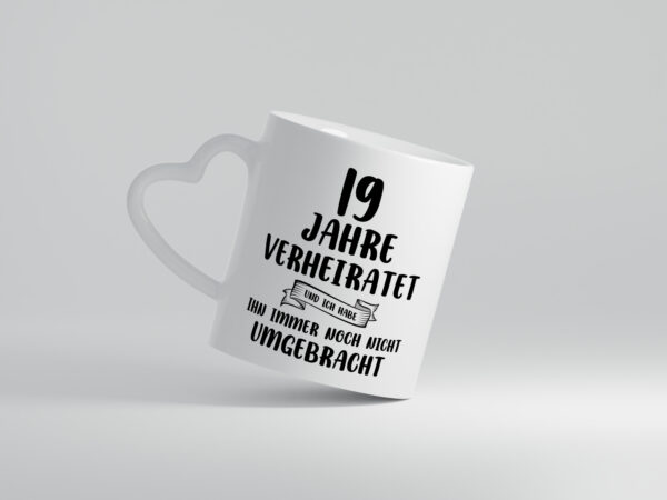 19 Jahre Verheiratet, immer noch am Leben! - Herzhenkel Tasse - Kaffeetasse / Geschenk / Familie