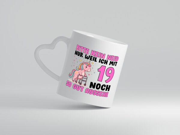 19. Geburtstag | 19 Jahre | Mit 19 noch so gut aussehen - Herzhenkel Tasse - Kaffeetasse / Geschenk / Familie