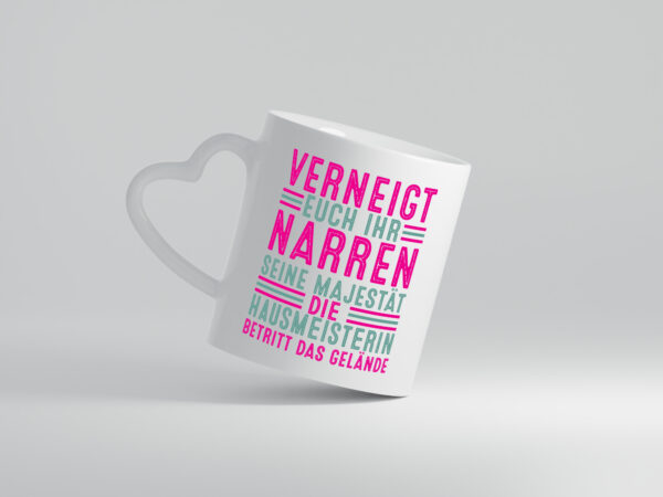 Verneigt euch: Hausmeisterin | Hauswart - Herzhenkel Tasse - Kaffeetasse / Geschenk / Familie