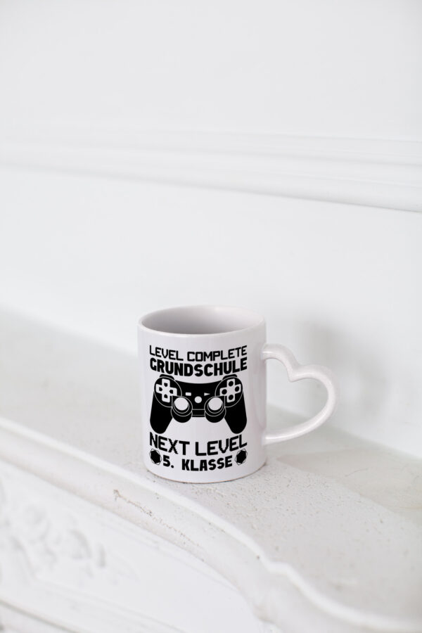 Level complete | 5. Klasse | Gaming | Grundschule - Herzhenkel Tasse - Kaffeetasse / Geschenk / Familie