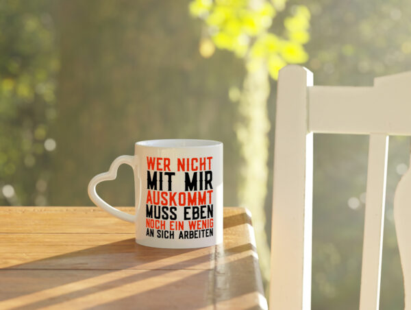 Wer nicht mit mir auskommt | Selbstbewusst | witziger Spruch - Herzhenkel Tasse - Kaffeetasse / Geschenk / Familie