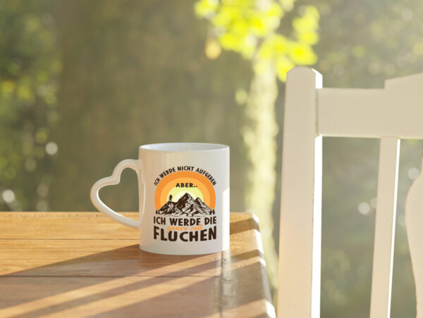 Nicht aufgeben, aber fluchen | Gebirge | Mensch - Herzhenkel Tasse - Kaffeetasse / Geschenk / Familie