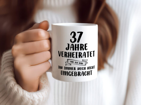 37 Jahre Verheiratet, immer noch am Leben! - Tasse Weiss - Kaffeetasse / Geschenk / Familie