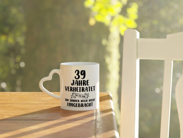 39 Jahre Verheiratet, immer noch am Leben! - Herzhenkel Tasse - Kaffeetasse / Geschenk / Familie