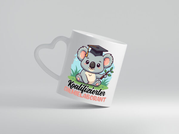 Koalifizierter Chemielaborant | Laborant | Chemie - Herzhenkel Tasse - Kaffeetasse / Geschenk / Familie