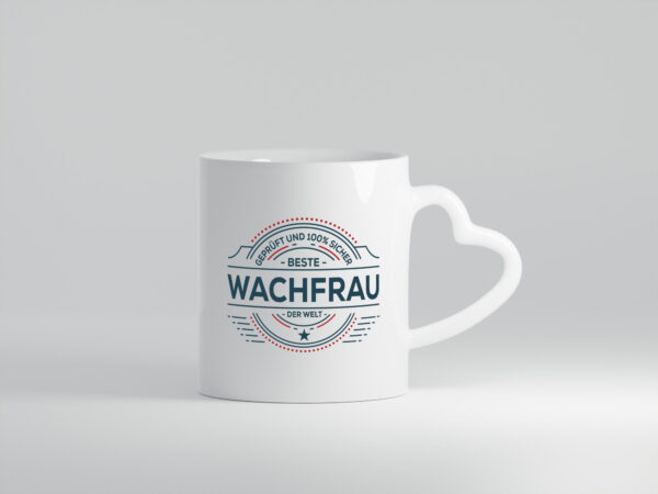 Geprüft und sicher: Wachfrau | Wachpersonal | Nachtwächter - Herzhenkel Tasse - Kaffeetasse / Geschenk / Familie