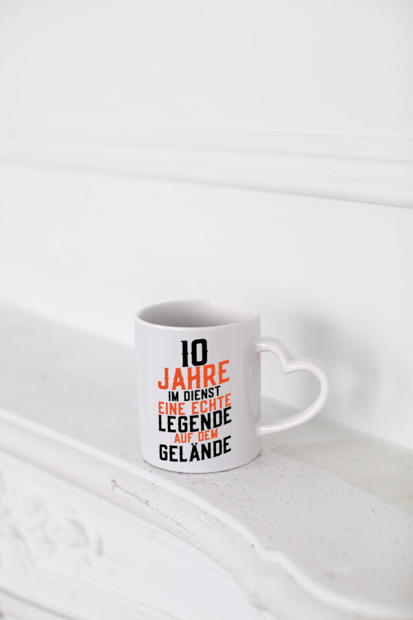 10 Jahre im Dienst | Legende | Jubiläum | Kollege | Arbeit - Herzhenkel Tasse - Kaffeetasse / Geschenk / Familie