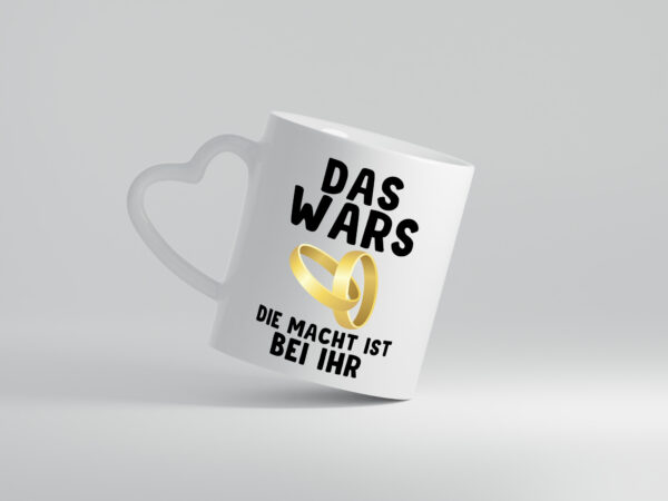 Die macht ist bei ihr | Hochzeit Tasse | Ehemann | Ehe - Herzhenkel Tasse - Kaffeetasse / Geschenk / Familie