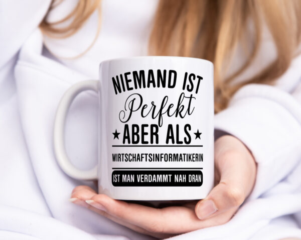 Verdammt nah dran: Wirtschaftsinformatikerin | Informatikin - Tasse Weiss - Kaffeetasse / Geschenk / Familie