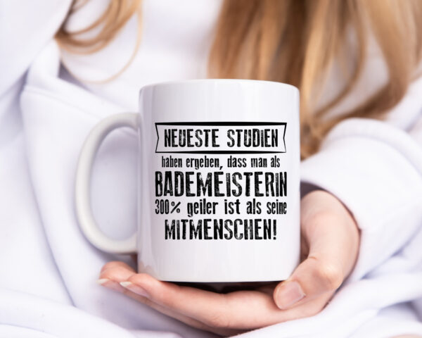 Neuste Studien: Bademeisterin | Schwimmmeisterin - Tasse Weiss - Kaffeetasse / Geschenk / Familie