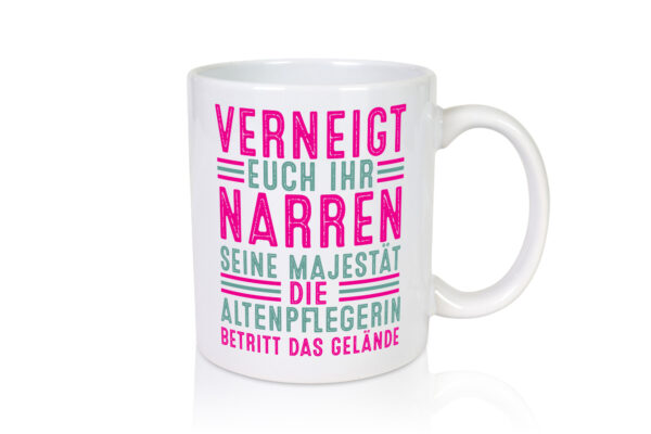 Verneigt euch: Altenpflegerin | Pflegepersonal | Pflege - Tasse Weiss - Kaffeetasse / Geschenk / Familie