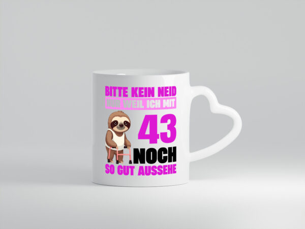 43. Geburtstag | Bitte kein neid | Faultier | 43 Jahre - Herzhenkel Tasse - Kaffeetasse / Geschenk / Familie