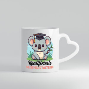 Koalifizierte Mediengestalterin | Medien - Herzhenkel Tasse - Kaffeetasse / Geschenk / Familie