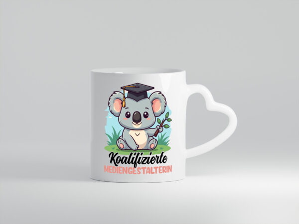 Koalifizierte Mediengestalterin | Medien - Herzhenkel Tasse - Kaffeetasse / Geschenk / Familie