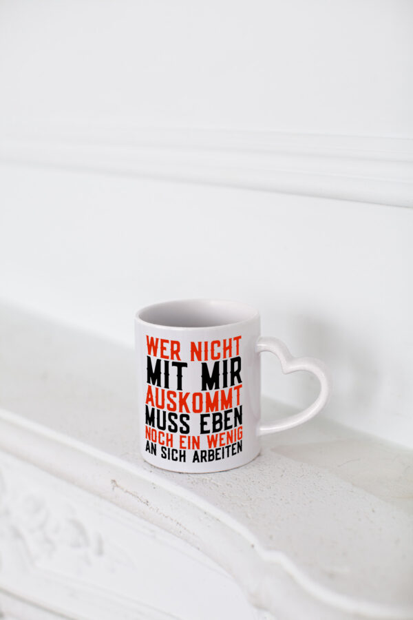 Wer nicht mit mir auskommt | Selbstbewusst | witziger Spruch - Herzhenkel Tasse - Kaffeetasse / Geschenk / Familie