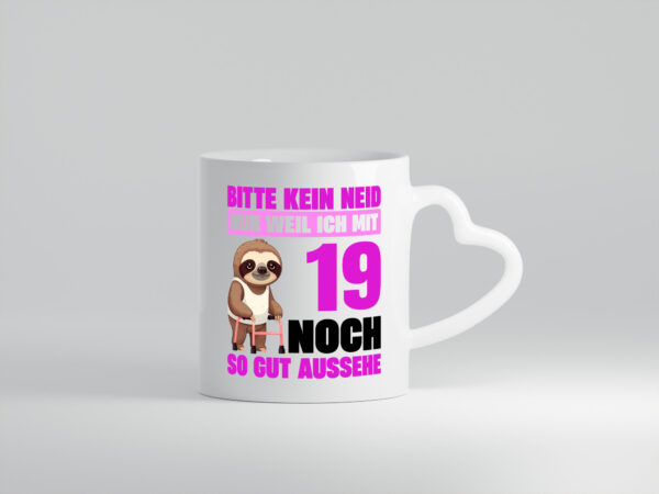 19. Geburtstag | Bitte kein neid | Faultier | 19 Jahre - Herzhenkel Tasse - Kaffeetasse / Geschenk / Familie