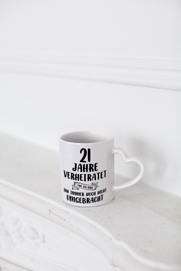 21 Jahre Verheiratet, immer noch am Leben! - Herzhenkel Tasse - Kaffeetasse / Geschenk / Familie