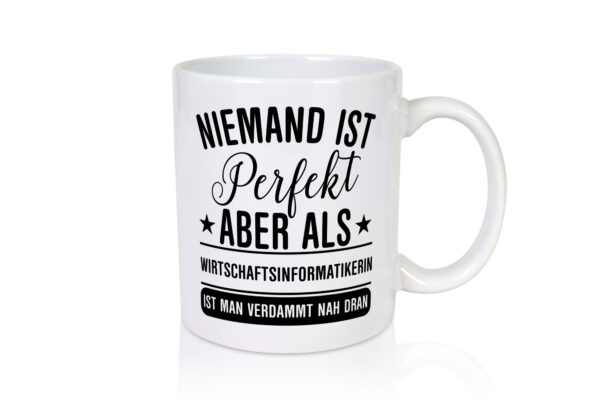 Verdammt nah dran: Wirtschaftsinformatikerin | Informatikin - Tasse Weiss - Kaffeetasse / Geschenk / Familie