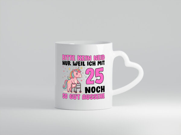 25. Geburtstag | 25 Jahre | Mit 25 noch so gut aussehen - Herzhenkel Tasse - Kaffeetasse / Geschenk / Familie