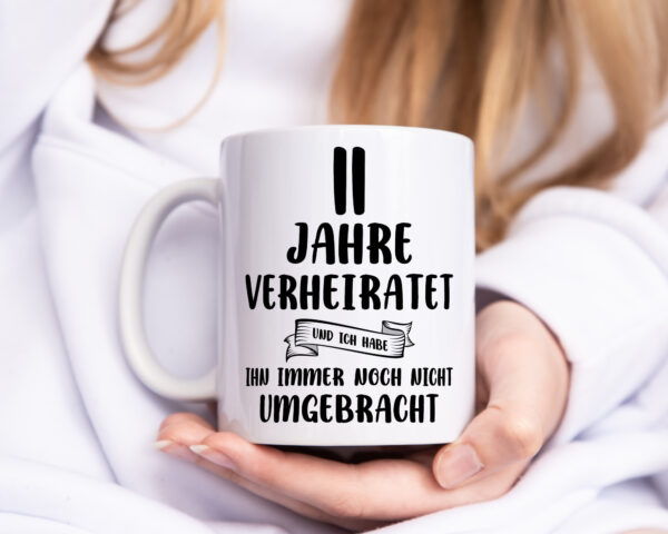 11 Jahre Verheiratet, immer noch am Leben! - Tasse Weiss - Kaffeetasse / Geschenk / Familie