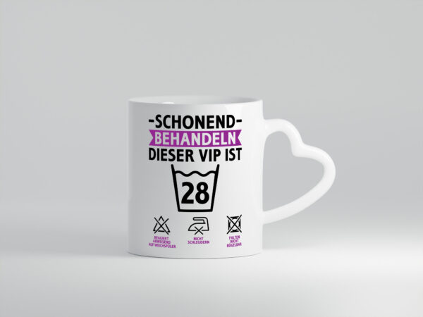 28 Geburtstag | schonend behandeln | 28 Jahre - Herzhenkel Tasse - Kaffeetasse / Geschenk / Familie