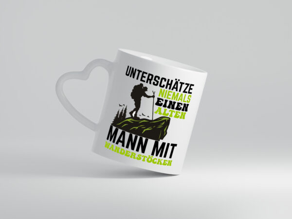 Unterschätze niemals einen alten Mann mit Wanderstöcken - Herzhenkel Tasse - Kaffeetasse / Geschenk / Familie