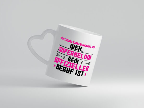 Superheldin Wirtschaftsinformatikerin | Wirtschaft - Herzhenkel Tasse - Kaffeetasse / Geschenk / Familie