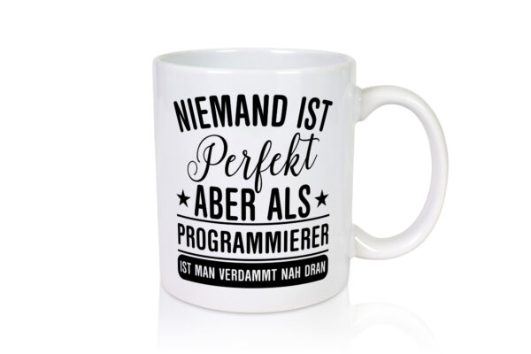 Verdammt nah dran: Programmierer | Software Entwickler - Tasse Weiss - Kaffeetasse / Geschenk / Familie