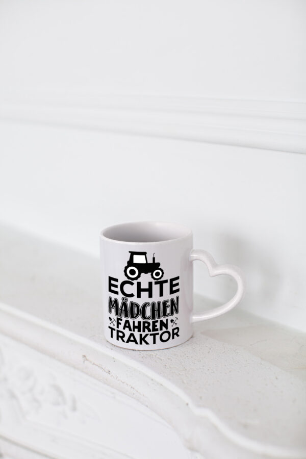 Mädchen fahren Traktor | Trekker Tasse | Landwirtin - Herzhenkel Tasse - Kaffeetasse / Geschenk / Familie