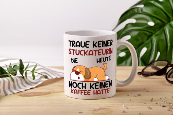 Traue keiner Stuckateurin | Innenausbau - Tasse Weiss - Kaffeetasse / Geschenk / Familie
