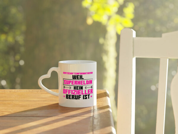 Superheldin Wirtschaftsinformatikerin | Wirtschaft - Herzhenkel Tasse - Kaffeetasse / Geschenk / Familie