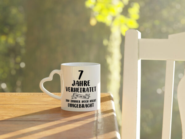 7 Jahre Verheiratet, immer noch am Leben! - Herzhenkel Tasse - Kaffeetasse / Geschenk / Familie