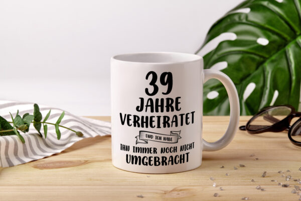 39 Jahre Verheiratet, immer noch am Leben! - Tasse Weiss - Kaffeetasse / Geschenk / Familie