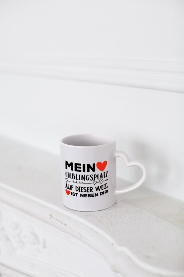 Lieblingsplatz ist neben dir | Pärchen Tasse | Romantik - Herzhenkel Tasse - Kaffeetasse / Geschenk / Familie